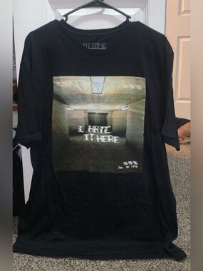 HOT TOPIC Tee